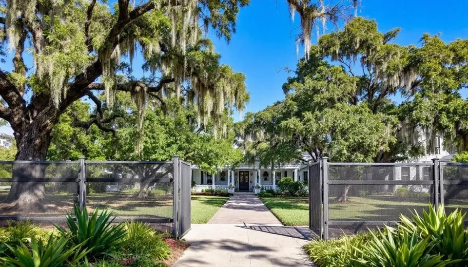 Aluminum fence for hospitality venues